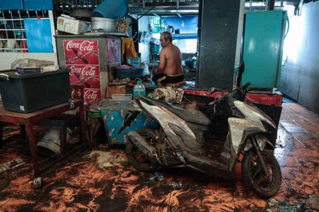 October 1, 2026, Bangkok, Bangkok, Thailand: Floodwaters inside the Klong Chan flats return to normal levels after 48 hours of heavy rain caused sudden flash flooding for over a week, submerging numerous vehicles, in Bangkok, Thailand, October 1, 2026. Bangkok Thailand - ZUMAp219 20261001_zip_p219_039 Copyright: xNattaphonxPhanphongsanonx