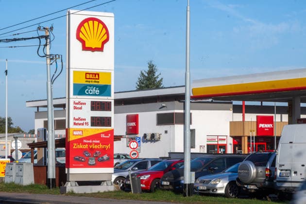 Shell filling station in Pardubice, Czech Republic, on October 1, 2026. Fuel price regulations, reintroduced by the state due to high diesel and petrol prices, came into effect today. (CTKxPhoto JosefxVostarek) CTKPhotoP2026100102316  CTKPhotoP2026100102316