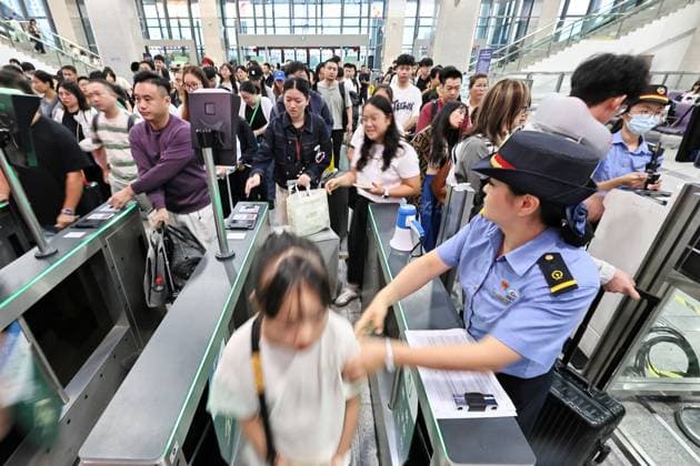 (261001) -- BEIJING, Oct. 1, 2026 -- Passengers check in at Jiaxing South Railway Station in Jiaxing City, east China s Zhejiang Province, Oct. 1, 2026. The transportation network of the country witnessed a travel peak on the first day of the National Day holiday. (Photo by Xinhua) CHINA-NATIONAL DAY HOLIDAY-TRAVEL PEAK (CN) JinxPeng 