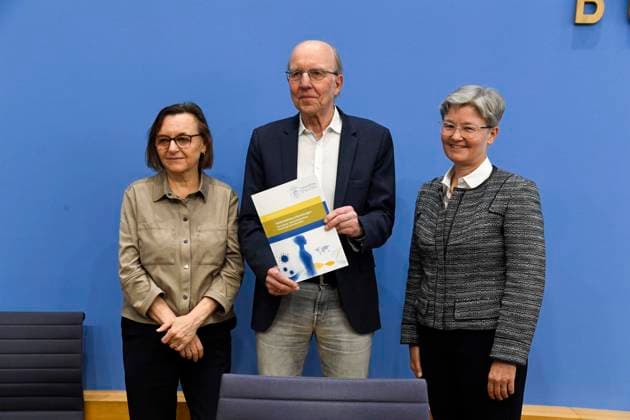 ABB BPK Carmen Scheibenbogen, German hematologist-oncologist and professor of immunology at Berlin’s Charité; Prof. Dr. Norbert Suttorp from the Interdisciplinary Department of Infectious Diseases, Pulmonology, and Critical Care Medicine; Regina Therese Riphahn, a German economist;