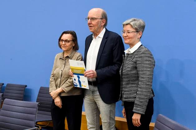 ABB BPK Carmen Scheibenbogen, German hematologist-oncologist and professor of immunology at Charité in Berlin; Prof. Dr. Norbert Suttorp from the Interdisciplinary Group for Infectious Diseases, Pulmonology, and Critical Care Medicine; Regina Therese Riphahn, a German economist. Top