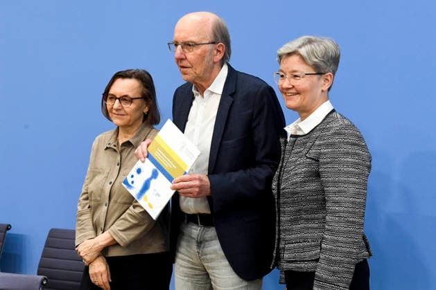 ABB BPK Carmen Scheibenbogen, German hematologist-oncologist and professor of immunology at Berlin’s Charité; Prof. Dr. Norbert Suttorp from the Interdisciplinary Group for Infectious Diseases, Pulmonology, and Critical Care Medicine; Regina Therese Riphahn, a German economist; Topi