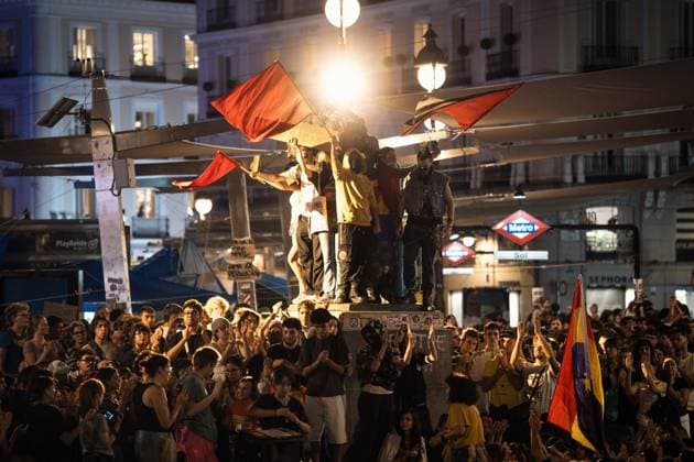 October 1, 2026, Madrid, Madrid, SPAIN: Thousands of protesters continue the protest during the fifth night of the encampment in Puerta del Sol, Madrid, where young people from various groups and social movements gather in assemblies to decide the future of the protest and lead the debate on the housing problem and the system. Madrid SPAIN  - ZUMAc270 20261001_zip_c270_048 Copyright: xDavidxCruzxSanzx