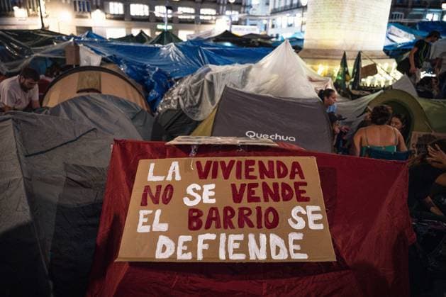 October 1, 2026, Madrid, Madrid, SPAIN: Thousands of protesters continue the protest during the fifth night of the encampment in Puerta del Sol, Madrid, where young people from various groups and social movements gather in assemblies to decide the future of the protest and lead the debate on the housing problem and the system. Madrid SPAIN  - ZUMAc270 20261001_zip_c270_056 Copyright: xDavidxCruzxSanzx