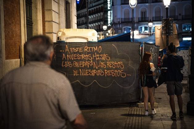 October 1, 2026, Madrid, Madrid, SPAIN: Thousands of protesters continue the protest during the fifth night of the encampment in Puerta del Sol, Madrid, where young people from various groups and social movements gather in assemblies to decide the future of the protest and lead the debate on the housing problem and the system. Madrid SPAIN  - ZUMAc270 20261001_zip_c270_049 Copyright: xDavidxCruzxSanzx