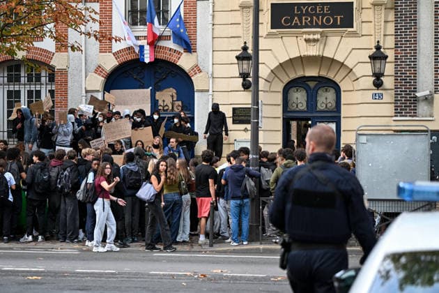 Students Gather During a Blockade at The Lycee Carnot - Paris Students gather during a blockade at the Lycee Carnot high school in Paris, France, on October 1st, 2026. Protests and student-led entrance blockades have intensified across Ile-de-France and regional urban centers in recent days, as secondary students demonstrate against poor learning conditions. Photo by Lionel Urman ABACAPRESS.COM Paris France  Copyright: xUrmanxLionel ABACAx