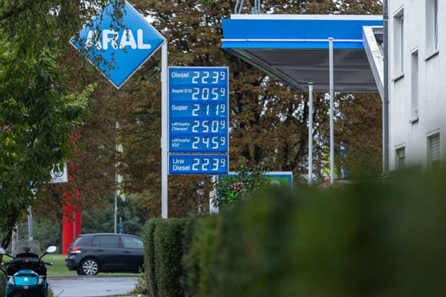 Gas Prices on the Morning of the New Gas Rebate in Bonn, October 1, 2026 On October 1, 2026, the so-called fuel rebate on gasoline and diesel will take effect once again. Fuel is expected to become up to 17 cents cheaper at gas stations across Germany. On the first day of the new fuel rebate, prices at gas stati Copyright: xSebastianxDerixx