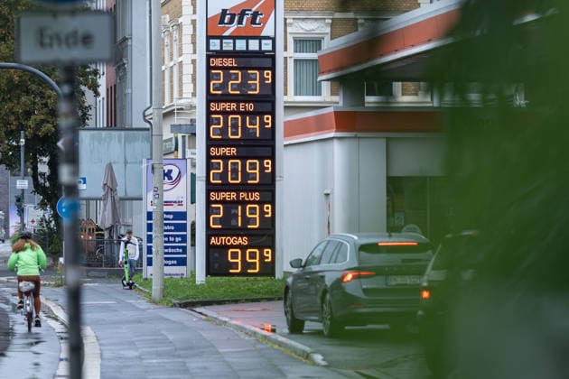 Gas Prices on the Morning of the New Gas Rebate in Bonn, October 1, 2026 On October 1, 2026, the so-called fuel rebate on gasoline and diesel will take effect once again. Fuel is expected to become up to 17 cents cheaper at gas stations across Germany. On the first day of the new fuel rebate, prices at gas stati Copyright: xSebastianxDerixx