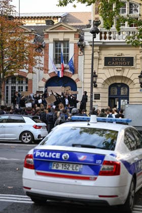 Students Gather During a Blockade at The Lycee Carnot - Paris Students gather during a blockade at the Lycee Carnot high school in Paris, France, on October 1st, 2026. Protests and student-led entrance blockades have intensified across Ile-de-France and regional urban centers in recent days, as secondary students demonstrate against poor learning conditions. Photo by Lionel Urman ABACAPRESS.COM Paris France  Copyright: xUrmanxLionel ABACAx