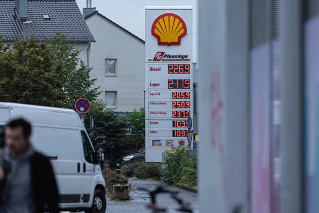 Gas Prices on the Morning of the New Gas Rebate in Bonn, October 1, 2026 On October 1, 2026, the so-called fuel rebate on gasoline and diesel will take effect once again. Fuel is expected to become up to 17 cents cheaper at gas stations across Germany. On the first day of the new fuel rebate, prices at gas stati Copyright: xSebastianxDerixx