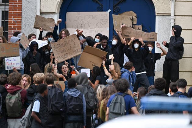 Students Gather During a Blockade at The Lycee Carnot - Paris Students gather during a blockade at the Lycee Carnot high school in Paris, France, on October 1st, 2026. Protests and student-led entrance blockades have intensified across Ile-de-France and regional urban centers in recent days, as secondary students demonstrate against poor learning conditions. Photo by Lionel Urman ABACAPRESS.COM Paris France  Copyright: xUrmanxLionel ABACAx