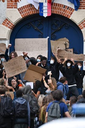 Students Gather During a Blockade at The Lycee Carnot - Paris Students gather during a blockade at the Lycee Carnot high school in Paris, France, on October 1st, 2026. Protests and student-led entrance blockades have intensified across Ile-de-France and regional urban centers in recent days, as secondary students demonstrate against poor learning conditions. Photo by Lionel Urman ABACAPRESS.COM Paris France  Copyright: xUrmanxLionel ABACAx