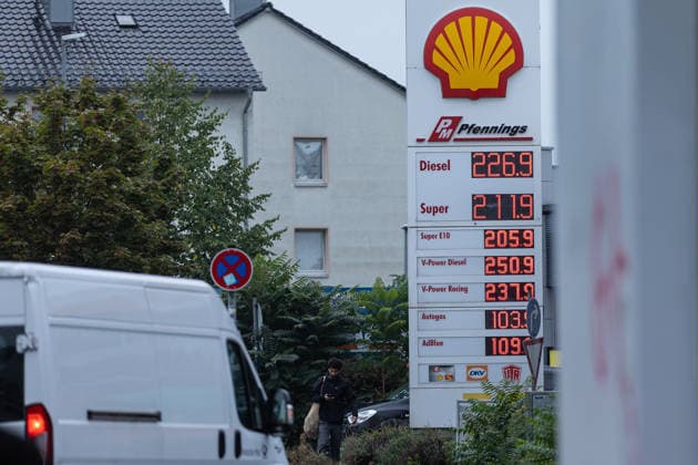 Gas Prices on the Morning of the New Gas Rebate in Bonn, October 1, 2026 On October 1, 2026, the so-called fuel rebate on gasoline and diesel will take effect once again. Fuel is expected to become up to 17 cents cheaper at gas stations across Germany. On the first day of the new fuel rebate, prices at gas stati Copyright: xSebastianxDerixx