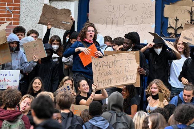 Students Gather During a Blockade at The Lycee Carnot - Paris Students gather during a blockade at the Lycee Carnot high school in Paris, France, on October 1st, 2026. Protests and student-led entrance blockades have intensified across Ile-de-France and regional urban centers in recent days, as secondary students demonstrate against poor learning conditions. Photo by Lionel Urman ABACAPRESS.COM Paris France  Copyright: xUrmanxLionel ABACAx