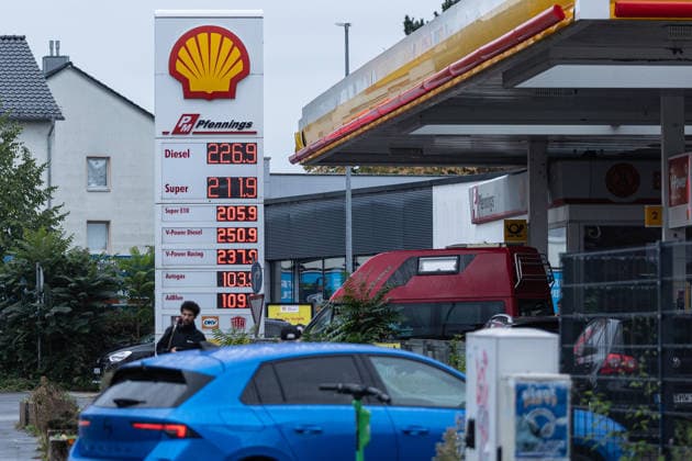 Gas Prices on the Morning of the New Gas Rebate in Bonn, October 1, 2026 On October 1, 2026, the so-called fuel rebate on gasoline and diesel will take effect once again. Fuel is expected to become up to 17 cents cheaper at gas stations across Germany. On the first day of the new fuel rebate, prices at gas stati Copyright: xSebastianxDerixx