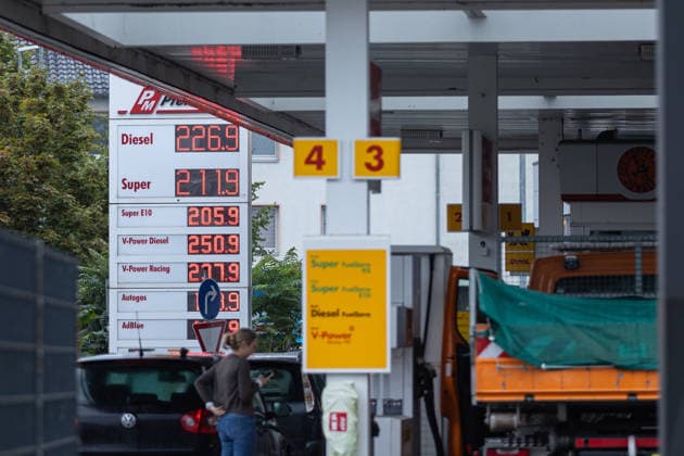 Gas Prices on the Morning of the New Gas Rebate in Bonn, October 1, 2026 On October 1, 2026, the so-called fuel rebate on gasoline and diesel will take effect once again. Fuel is expected to become up to 17 cents cheaper at gas stations across Germany. On the first day of the new fuel rebate, prices at gas stati Copyright: xSebastianxDerixx
