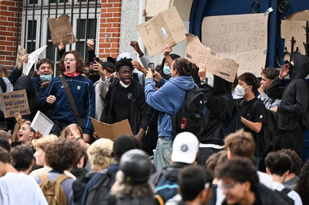 Students Gather During a Blockade at The Lycee Carnot - Paris Students gather during a blockade at the Lycee Carnot high school in Paris, France, on October 1st, 2026. Protests and student-led entrance blockades have intensified across Ile-de-France and regional urban centers in recent days, as secondary students demonstrate against poor learning conditions. Photo by Lionel Urman ABACAPRESS.COM Paris France  Copyright: xUrmanxLionel ABACAx