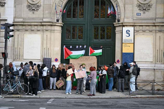 Students Gather During a Blockade at The Lycee Carnot - Paris Students gather during a blockade at the Campus Malesherbes - Sorbonne Universite in Paris, France, on October 1st, 2026. Protests and student-led entrance blockades have intensified across Ile-de-France and regional urban centers in recent days, as secondary students demonstrate against poor learning conditions. Photo by Lionel Urman ABACAPRESS.COM Paris France  Copyright: xUrmanxLionel ABACAx
