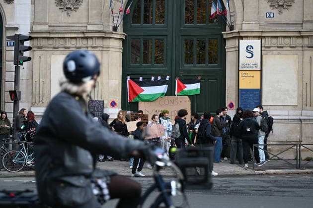 Students Gather During a Blockade at The Lycee Carnot - Paris Students gather during a blockade at the Campus Malesherbes - Sorbonne Universite in Paris, France, on October 1st, 2026. Protests and student-led entrance blockades have intensified across Ile-de-France and regional urban centers in recent days, as secondary students demonstrate against poor learning conditions. Photo by Lionel Urman ABACAPRESS.COM Paris France  Copyright: xUrmanxLionel ABACAx