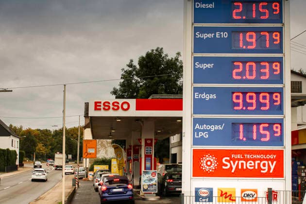 October 1, 2026: Crowds at a gas station in Saarland after the new fuel discount took effect. Crowds at a gas station in Illingen, Saarland, on October 1, 2026, around 9:30 a.m. Several vehicles are wai