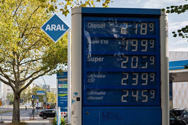 Berlin, October 1, 2026 The price board at an Aral gas station shows the current fuel prices: Diesel costs 2.18 euros, Super E10 costs 1.99 euros, and Super costs 2.05 euros per liter. The photo was taken at 12:00 a.m.