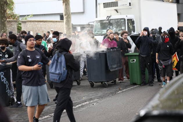 Students Protest Near Paul Eluard Secondary School - Saint Denis Student near Paul Eluard secondary school in Saint-Denis, North of Paris, on October 1, 2026 as they continue their protest to demand the hiring of substitute teachers, increased resources, and decent learning conditions. Photo by Raphael Lafargue ABACAPRESS.COM Saint-Denis Ile-de-France France  Copyright: xLafarguexRaphael ABACAx