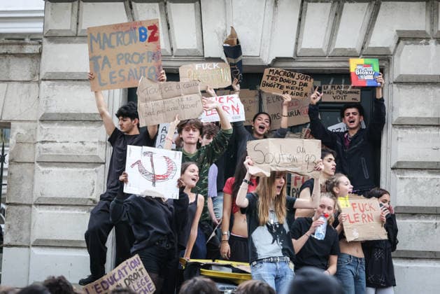 Paris, France le 01 octobre 2026 - Des lyceens du Lycee Victor Duruy bloquent l acces lors d un piquet de greve pendant la mobilisation des lyceens - High school students from the Victor Duruy Lycee block access during a strike picket during the mobilization of high school students Copyright: xSebastienxTOUBONx