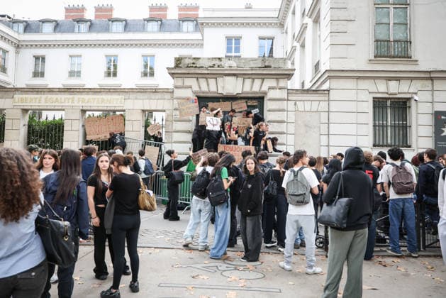Paris, France le 01 octobre 2026 - Des lyceens du Lycee Victor Duruy bloquent l acces lors d un piquet de greve pendant la mobilisation des lyceens - High school students from the Victor Duruy Lycee block access during a strike picket during the mobilization of high school students  Copyright: xSebastienxTOUBONx
