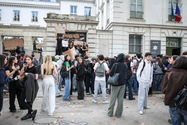 Paris, France le 01 octobre 2026 - Des lyceens du Lycee Victor Duruy bloquent l acces lors d un piquet de greve pendant la mobilisation des lyceens - High school students from the Victor Duruy Lycee block access during a strike picket during the mobilization of high school students  Copyright: xSebastienxTOUBONx