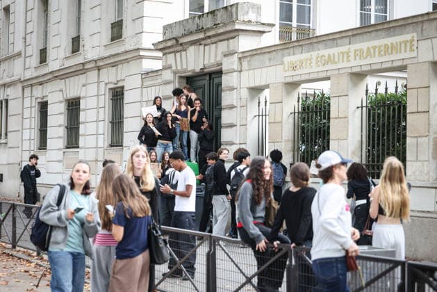 Paris, France le 01 octobre 2026 - Des lyceens du Lycee Victor Duruy bloquent l acces lors d un piquet de greve pendant la mobilisation des lyceens - High school students from the Victor Duruy Lycee block access during a strike picket during the mobilization of high school students  Copyright: xSebastienxTOUBONx