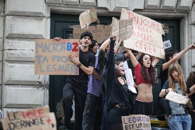 Paris, France le 01 octobre 2026 - Des lyceens du Lycee Victor Duruy bloquent l acces lors d un piquet de greve pendant la mobilisation des lyceens - High school students from the Victor Duruy Lycee block access during a strike picket during the mobilization of high school students  Copyright: xSebastienxTOUBONx