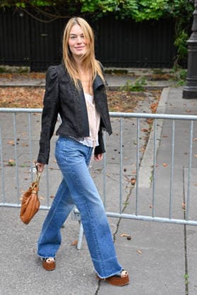 PFW Chloe Outside Arrivals JR Camille Rowe arriving at the Chloe show during Paris Fashion Week, in Paris, France on 1 October 2026. Photo by Julien Reynaud APS-Medias ABACAPRESS.COM Paris France  Copyright: xReynaudxJulien APS-Medias ABACAx