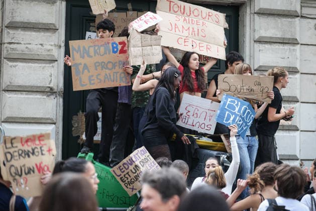Paris, France le 01 octobre 2026 - Des lyceens du Lycee Victor Duruy bloquent l acces lors d un piquet de greve pendant la mobilisation des lyceens - High school students from the Victor Duruy Lycee block access during a strike picket during the mobilization of high school students  Copyright: xSebastienxTOUBONx