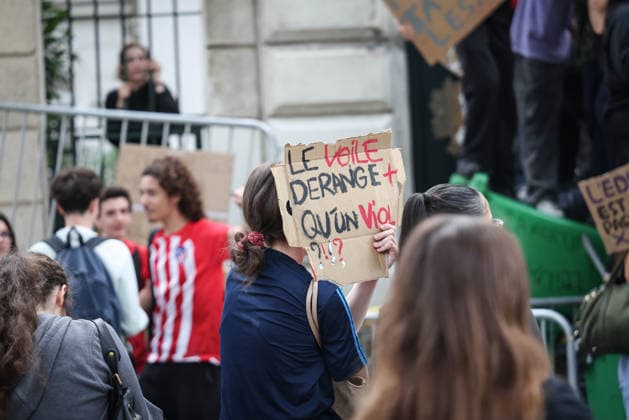 Paris, France le 01 octobre 2026 - Des lyceens du Lycee Victor Duruy bloquent l acces lors d un piquet de greve pendant la mobilisation des lyceens - High school students from the Victor Duruy Lycee block access during a strike picket during the mobilization of high school students  Copyright: xSebastienxTOUBONx