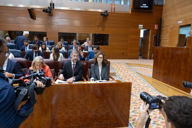 Housing Dominates This Thursday’s Plenary Session in the Assembly, Marked by Maricarmen, the protest camp, and the royal decrees. Rocío Albert, Regional Minister of Economy, Finance, and Employment for the Community of Madrid (1st row, 3rd from right), and Miguel Ángel García Martín, Regional Minister of the Presidency, Justice, and Local Administration for the Community of Madrid (1st row, 2nd from right), and the President of the Community of Madrid, Isabel Díaz Ayuso (1st row, right), during a plenary session of the Madrid Assembly on October 1, 2026, in Madrid, Spain. Housing dominates this Thursday’s plenary session, October 1, in the Madrid Assembly—a session marked by the eviction last week of 87-year-old Maricarmen, which has led t  Copyright: xJesusxHellinx 7811960