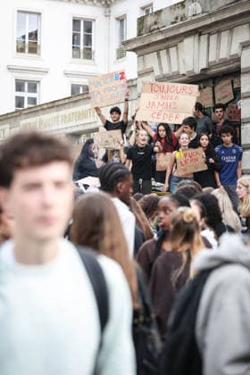 Paris, France le 01 octobre 2026 - Des lyceens du Lycee Victor Duruy bloquent l acces lors d un piquet de greve pendant la mobilisation des lyceens - High school students from the Victor Duruy Lycee block access during a strike picket during the mobilization of high school students  Copyright: xSebastienxTOUBONx