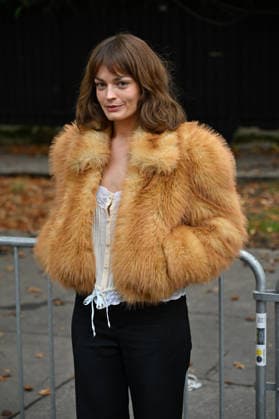 PFW Chloe Outside Arrivals JR Emma Mackey arriving at the Chloe show during Paris Fashion Week, in Paris, France on 1 October 2026. Photo by Julien Reynaud APS-Medias ABACAPRESS.COM Paris France  Copyright: xReynaudxJulien APS-Medias ABACAx