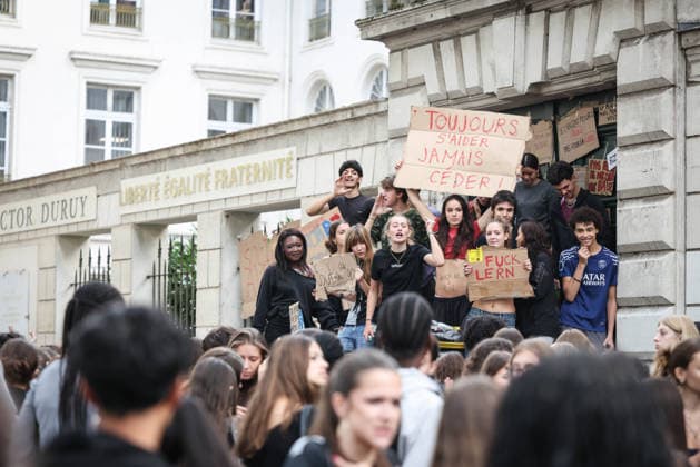 Paris, France le 01 octobre 2026 - Des lyceens du Lycee Victor Duruy bloquent l acces lors d un piquet de greve pendant la mobilisation des lyceens - High school students from the Victor Duruy Lycee block access during a strike picket during the mobilization of high school students  Copyright: xSebastienxTOUBONx