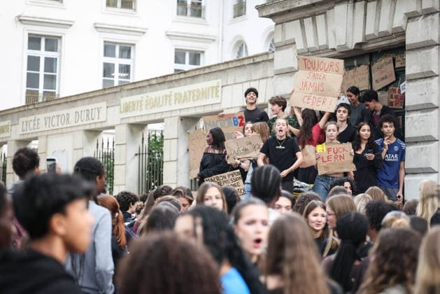 Paris, France le 01 octobre 2026 - Des lyceens du Lycee Victor Duruy bloquent l acces lors d un piquet de greve pendant la mobilisation des lyceens - High school students from the Victor Duruy Lycee block access during a strike picket during the mobilization of high school students  Copyright: xSebastienxTOUBONx