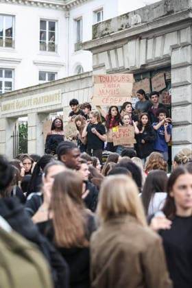 Paris, France le 01 octobre 2026 - Des lyceens du Lycee Victor Duruy bloquent l acces lors d un piquet de greve pendant la mobilisation des lyceens - High school students from the Victor Duruy Lycee block access during a strike picket during the mobilization of high school students  Copyright: xSebastienxTOUBONx