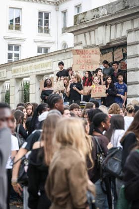 Paris, France le 01 octobre 2026 - Des lyceens du Lycee Victor Duruy bloquent l acces lors d un piquet de greve pendant la mobilisation des lyceens - High school students from the Victor Duruy Lycee block access during a strike picket during the mobilization of high school students  Copyright: xSebastienxTOUBONx