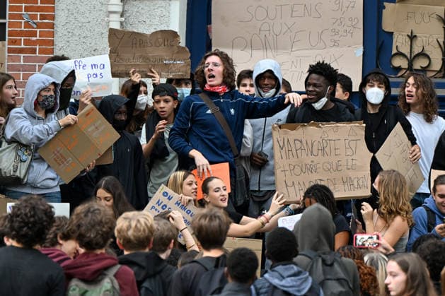 Paris: High School Students Mobilize at Several Schools Students gather during a blockade at the Lycée Carnot high school in Paris, France, on October 1, 2026. Protests and student-led entrance blockades have intensified across the Île-de-France region and other urban centers in recent days, as high school students demonstrate against poor learning conditions. 460093 2026 10 01 Paris France (no people shown) Copyright: xL.Urmanx xStarfacex STAR_460093_001
