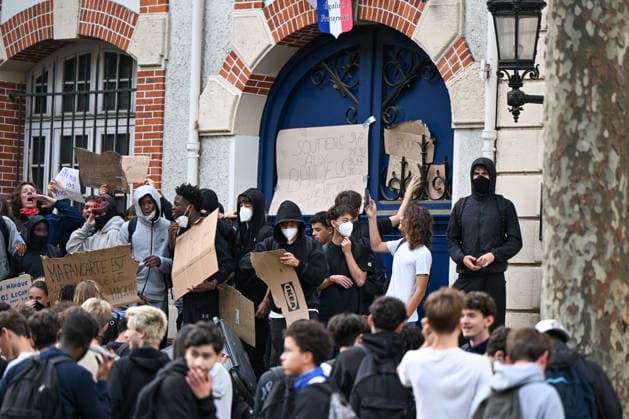 Paris: High School Students Mobilize at Several Schools Students gather during a blockade at the Lycée Carnot high school in Paris, France, on October 1, 2026. Protests and student-led entrance blockades have intensified across the Île-de-France region and other urban centers in recent days, as high school students demonstrate against poor learning conditions. 460093 2026 10 01 Paris France (no people shown) Copyright: xL.Urmanx xStarfacex STAR_460093_002