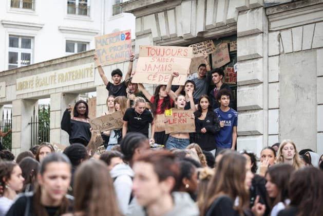 Paris, France le 01 octobre 2026 - Des lyceens du Lycee Victor Duruy bloquent l acces lors d un piquet de greve pendant la mobilisation des lyceens - High school students from the Victor Duruy Lycee block access during a strike picket during the mobilization of high school students  Copyright: xSebastienxTOUBONx