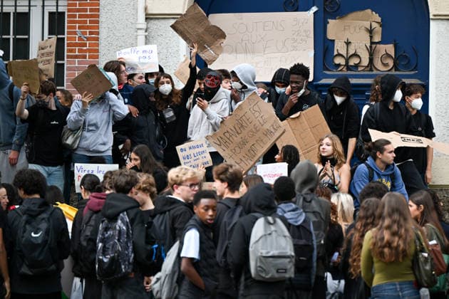Paris: High School Students Mobilize at Several Schools Students gather during a blockade at the Lycée Carnot high school in Paris, France, on October 1, 2026. Protests and student-led entrance blockades have intensified across the Île-de-France region and other urban centers in recent days, as high school students demonstrate against poor learning conditions. 460093 2026 10 01 Paris France (no people shown) Copyright: xL.Urmanx xStarfacex STAR_460093_003