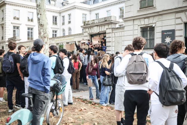 Paris, France le 01 octobre 2026 - Des lyceens du Lycee Victor Duruy bloquent l acces lors d un piquet de greve pendant la mobilisation des lyceens - High school students from the Victor Duruy Lycee block access during a strike picket during the mobilization of high school students  Copyright: xSebastienxTOUBONx
