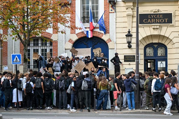 Paris: High School Students Mobilize at Several Schools Students gather during a blockade at the Lycée Carnot high school in Paris, France, on October 1, 2026. Protests and student-led entrance blockades have intensified across the Île-de-France region and other urban centers in recent days, as high school students demonstrate against poor learning conditions. 460093 2026 10 01 Paris France (no people shown) Copyright: xL.Urmanx xStarfacex STAR_460093_004