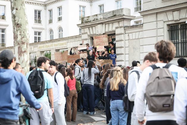 Paris, France le 01 octobre 2026 - Des lyceens du Lycee Victor Duruy bloquent l acces lors d un piquet de greve pendant la mobilisation des lyceens - High school students from the Victor Duruy Lycee block access during a strike picket during the mobilization of high school students  Copyright: xSebastienxTOUBONx