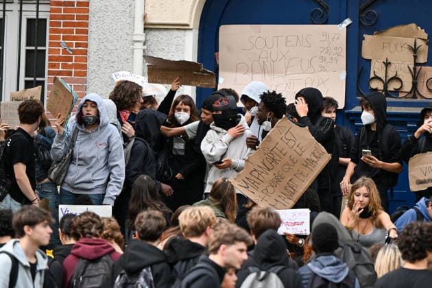 Paris: High School Students Mobilize at Several Schools Students gather during a blockade at the Lycée Carnot high school in Paris, France, on October 1, 2026. Protests and student-led entrance blockades have intensified across the Île-de-France region and other urban centers in recent days, as high school students demonstrate against poor learning conditions. 460093 2026 10 01 Paris France (no people shown) Copyright: xL.Urmanx xStarfacex STAR_460093_005