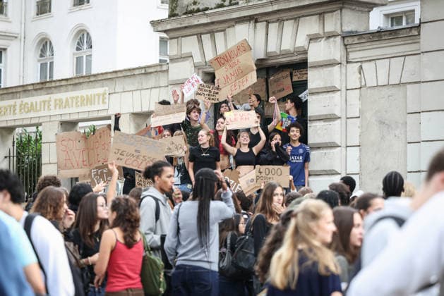 Paris, France le 01 octobre 2026 - Des lyceens du Lycee Victor Duruy bloquent l acces lors d un piquet de greve pendant la mobilisation des lyceens - High school students from the Victor Duruy Lycee block access during a strike picket during the mobilization of high school students  Copyright: xSebastienxTOUBONx